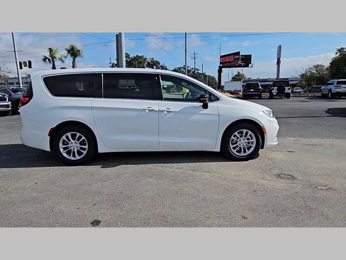 New 2026 Chrysler Pacifica Select image 34