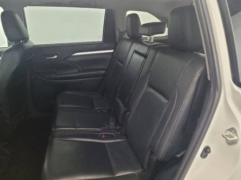 Used 2019 Toyota Highlander XLE AWD/4WD image 18