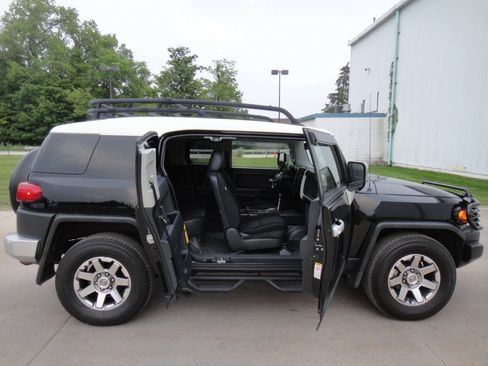 Used 2014 Toyota FJ Cruiser 2WD w/ Convenience Package image 19