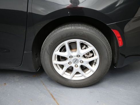 Used 2023 Chrysler Voyager LX FWD image 15