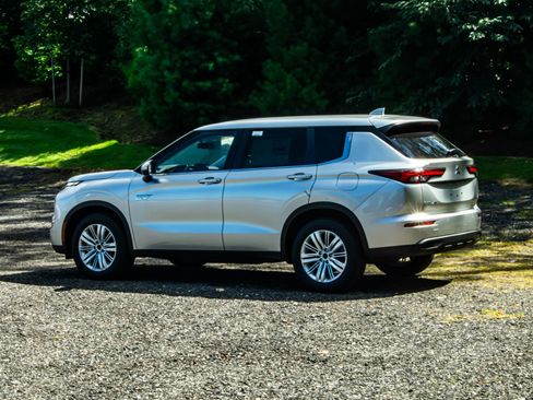 New 2025 Mitsubishi Outlander ES image 5