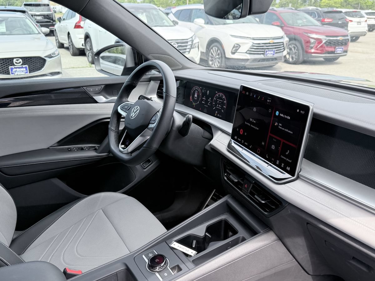 Used 2025 Volkswagen Tiguan SE R-Line AWD/4WD image 12