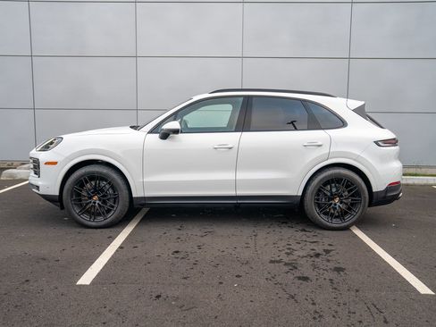Used 2025 Porsche Cayenne image 2