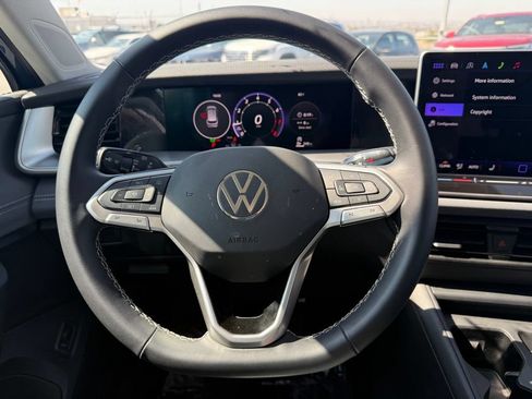 Certified 2025 Volkswagen Tiguan SE FWD image 11