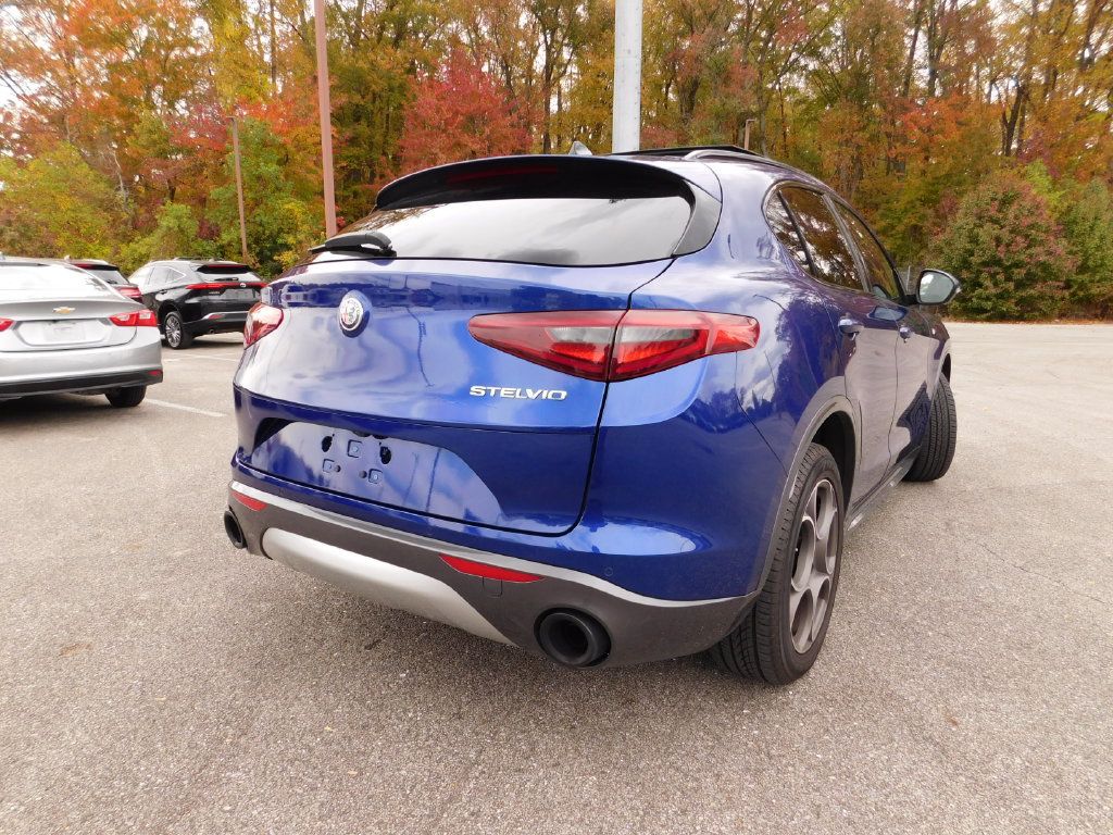 Used 2023 Alfa Romeo Stelvio Ti AWD/4WD image 5