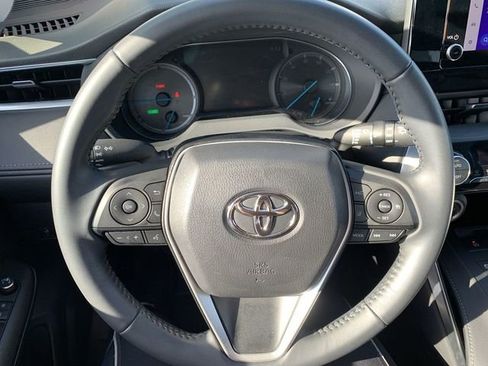 Certified 2023 Toyota Venza LE image 19