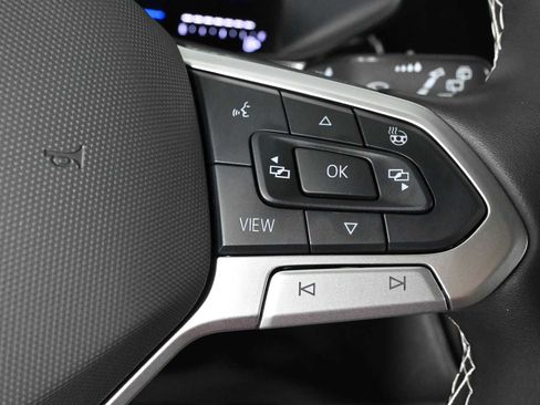Certified 2024 Volkswagen Taos SE FWD image 19