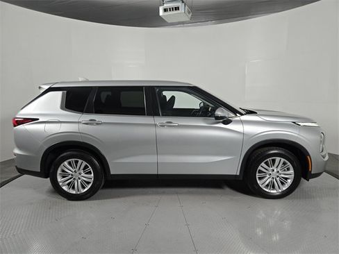 Used 2022 Mitsubishi Outlander ES image 3