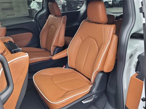 New 2026 Chrysler Pacifica Pinnacle w/ Trailer Tow Group image 7