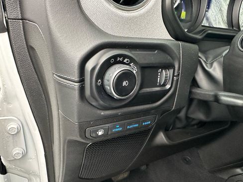 Used 2025 Jeep Wrangler Sahara image 10