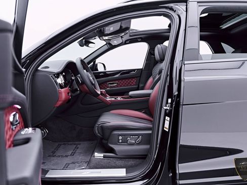Used 2024 Bentley Bentayga AWD/4WD image 40