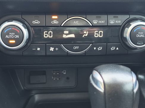 Used 2018 MAZDA MAZDA3 Touring FWD image 19