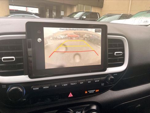 Used 2023 Hyundai Venue Limited image 19