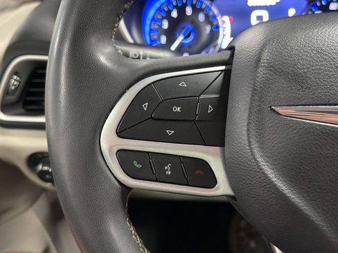 Used 2023 Chrysler Pacifica Touring-L FWD image 22