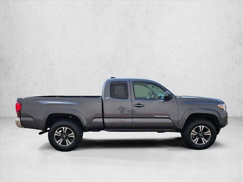 Used 2021 Toyota Tacoma SR5 AWD/4WD image 4