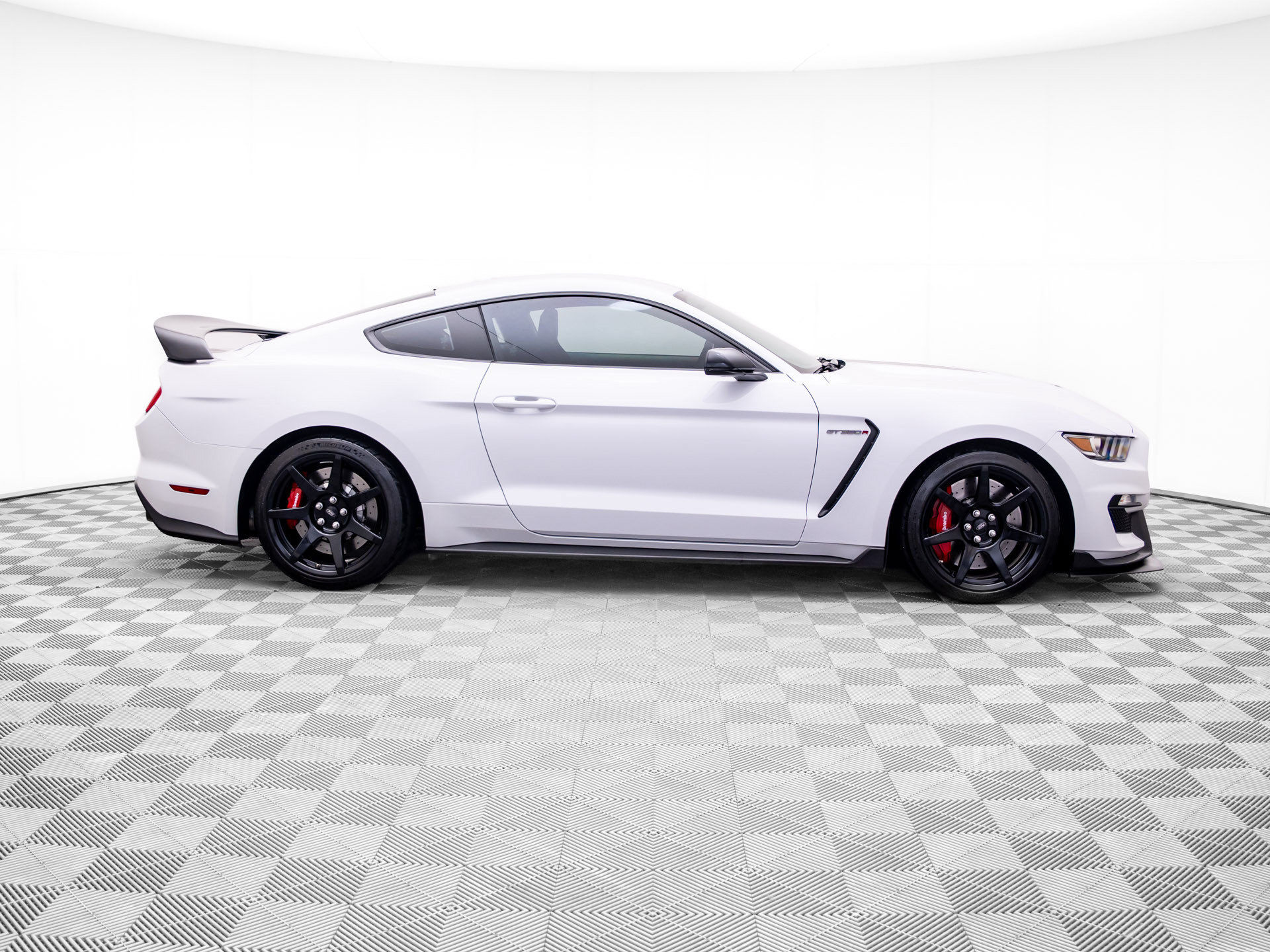 Used 2018 Ford Mustang Shelby GT350R w/ GT350R Equipment Group 920A RWD image 6