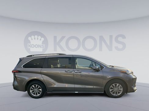 Used 2022 Toyota Sienna XLE image 8