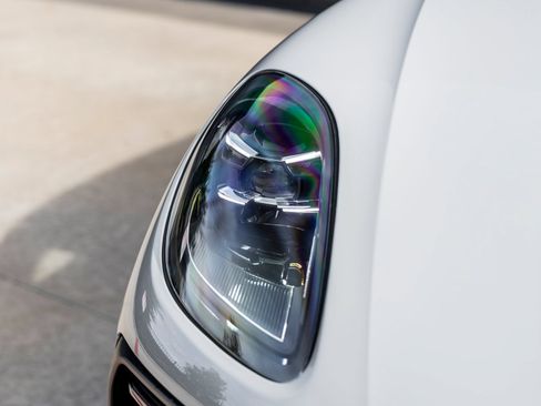 Certified 2025 Porsche Macan AWD/4WD image 19