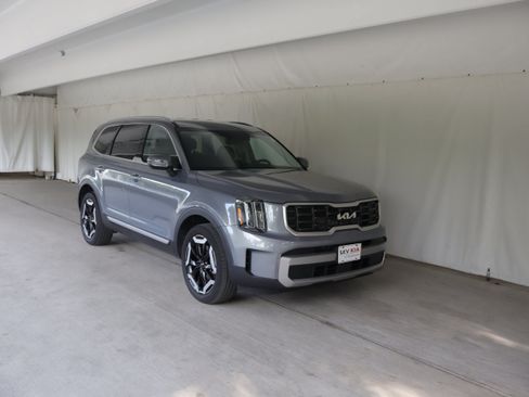 Used 2023 Kia Telluride S AWD/4WD image 1
