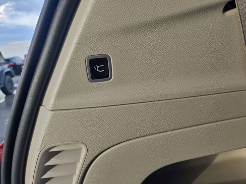 Used 2024 Chrysler Pacifica Touring-L FWD image 33