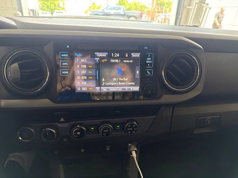 Used 2016 Toyota Tacoma TRD Sport w/ Towing Package AWD/4WD image 9