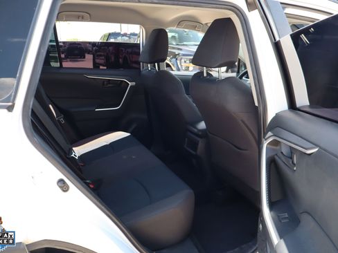 Used 2019 Toyota RAV4 LE FWD image 27