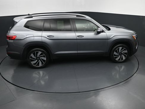 Used 2025 Volkswagen Atlas SE FWD image 32