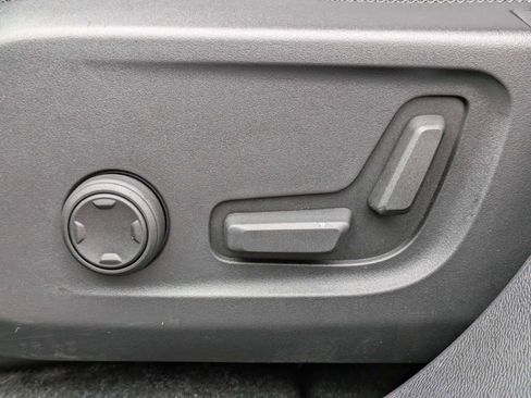 Used 2023 Volvo XC40 Recharge Core image 23