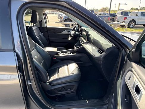 Used 2025 Ford Explorer Active w/ Active Comfort Package RWD image 14