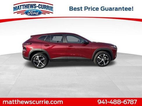 Used 2025 Chevrolet Trax RS w/ Sunroof Package image 3