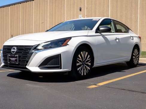 Used 2024 Nissan Altima 2.5 SV image 4