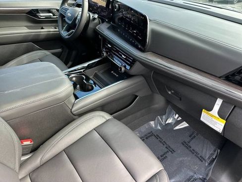 Used 2026 Chevrolet Suburban LT w/ Comfort Package RWD image 19