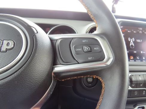 Used 2023 Jeep Gladiator Overland AWD/4WD image 17