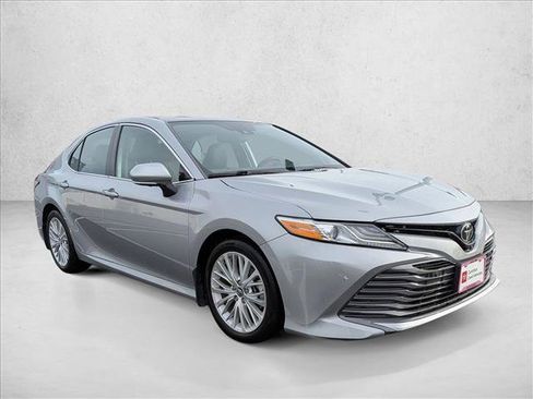Used 2020 Toyota Camry XLE image 3