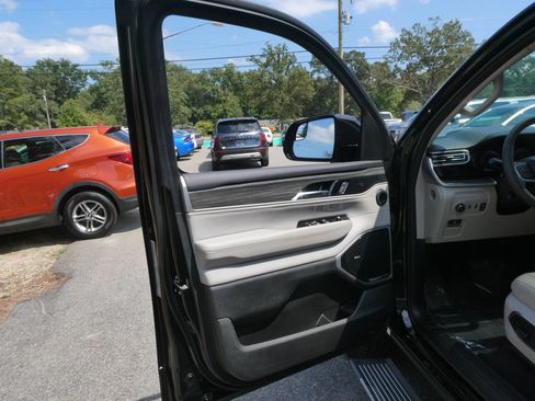Used 2022 Jeep Wagoneer Series III w/ Premium Group I AWD/4WD image 13