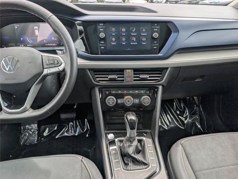 Used 2024 Volkswagen Taos SE w/ Panoramic Sunroof Package FWD image 18