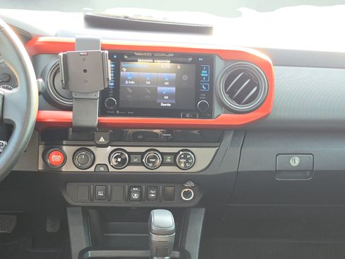 Used 2018 Toyota Tacoma TRD Off-Road AWD/4WD image 14