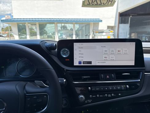 Used 2023 Lexus ES 300h w/ Premium Package FWD image 17