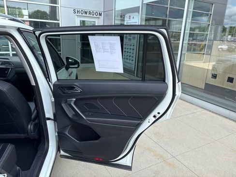 Used 2024 Volkswagen Tiguan SE AWD/4WD image 31
