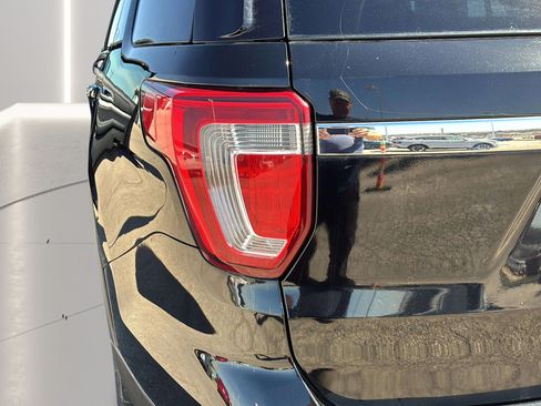 Used 2017 Ford Explorer XLT w/ Equipment Group 202A FWD image 13