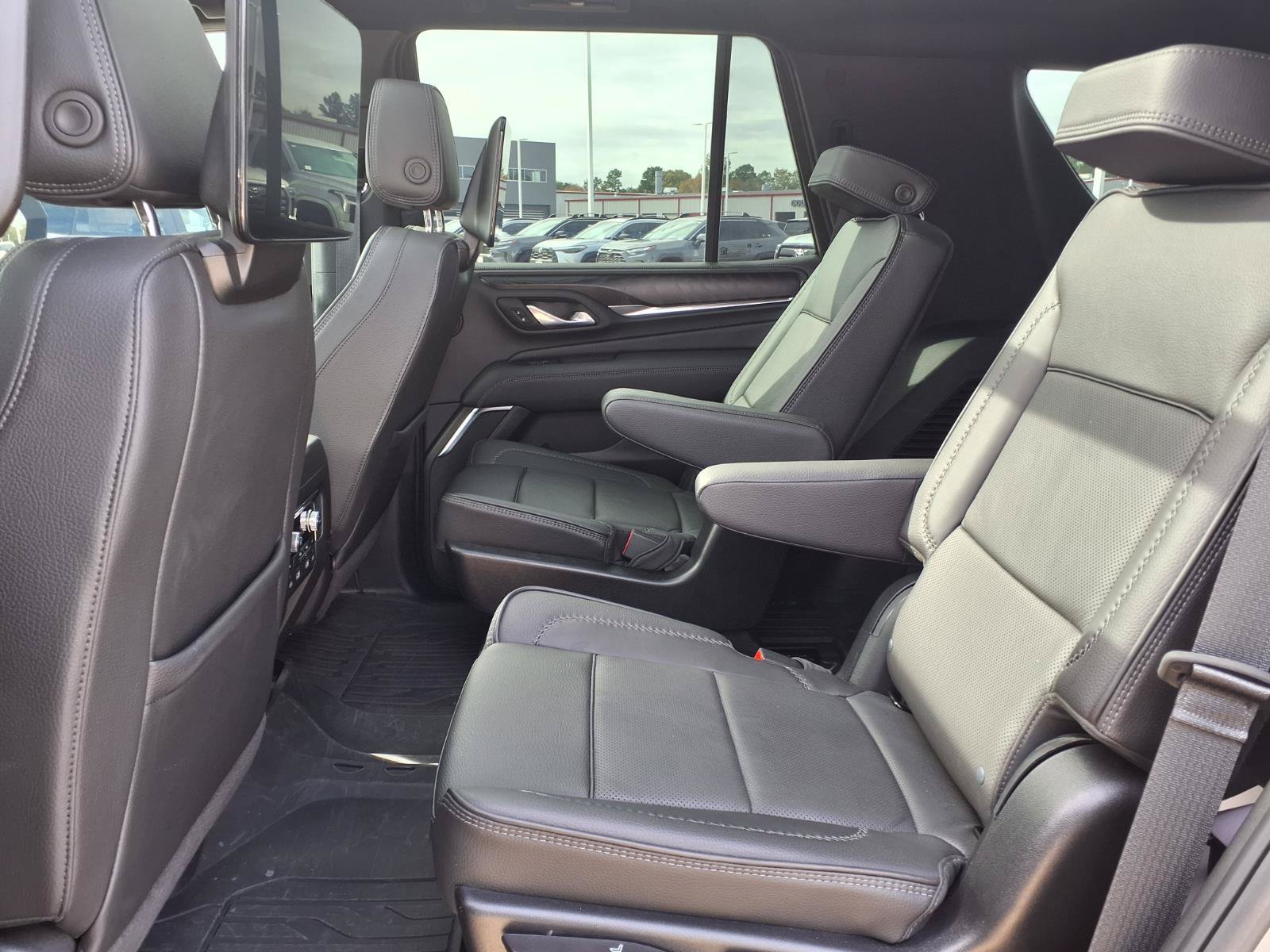 Used 2024 GMC Yukon Denali w/ Advanced Technology Package AWD/4WD image 12