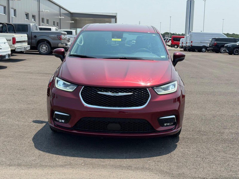 Used 2023 Chrysler Pacifica Touring-L FWD image 2