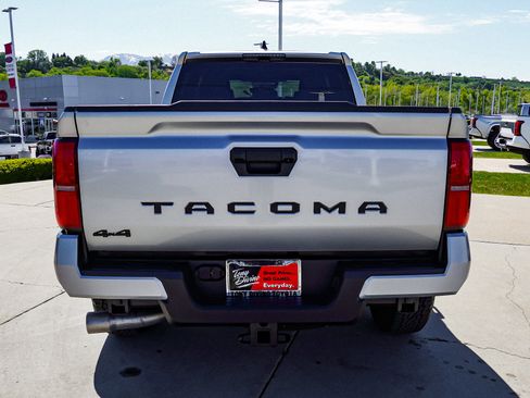 Certified 2025 Toyota Tacoma TRD Off-Road AWD/4WD image 7