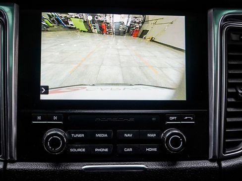 Used 2018 Porsche Macan S image 22