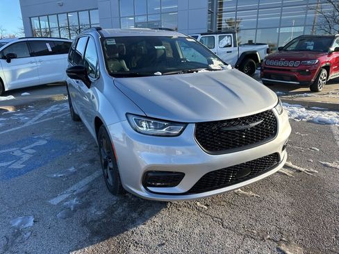 New 2026 Chrysler Pacifica Select image 8