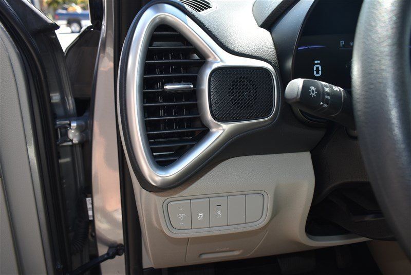 Used 2025 Kia Soul LX w/ LX Technology Package FWD image 11