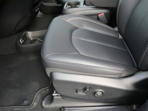 New 2026 Chrysler Pacifica Select image 12