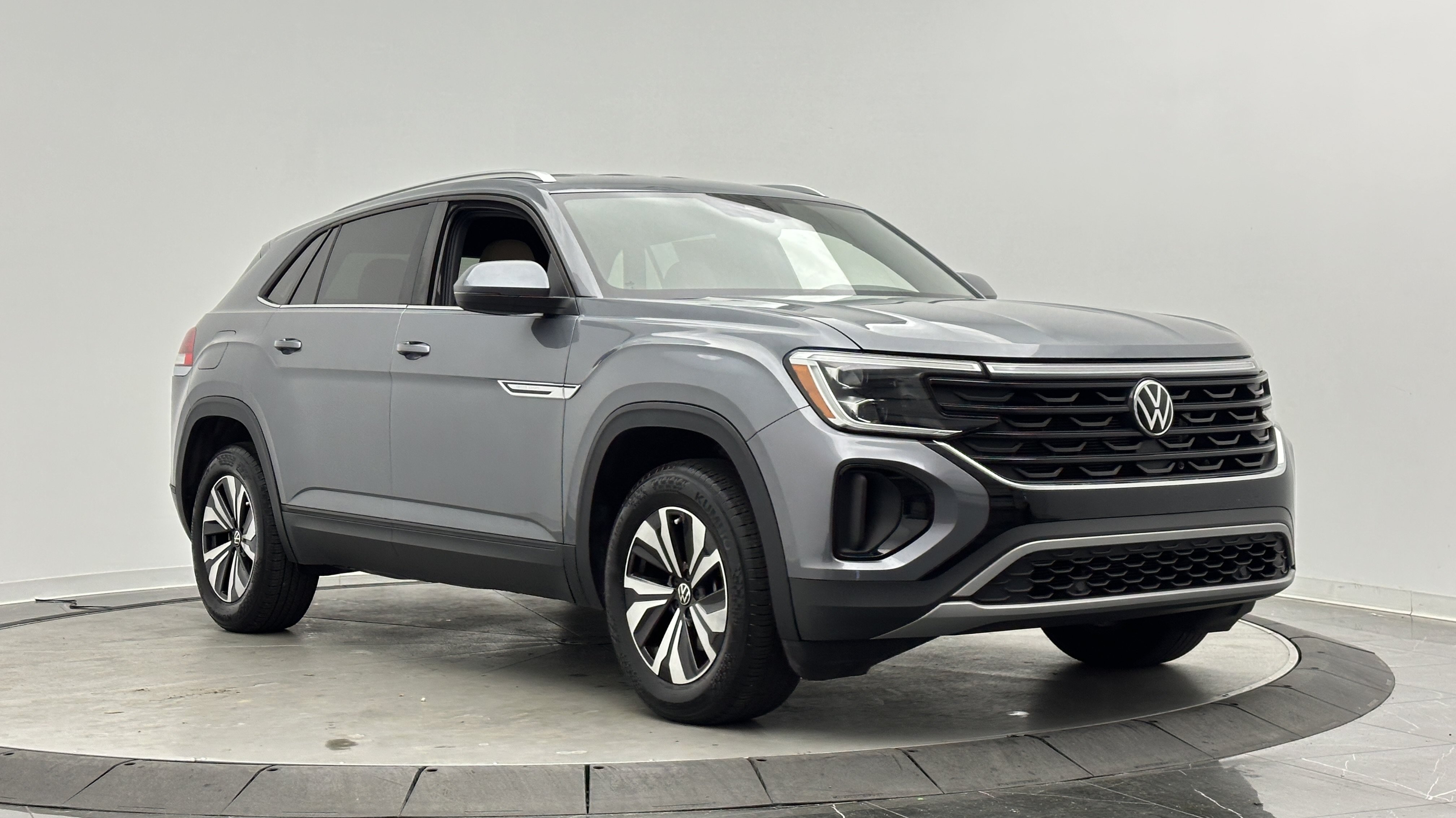 Used 2024 Volkswagen Atlas Cross Sport SE FWD image 3