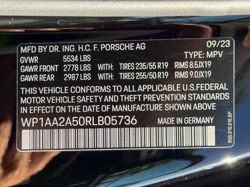Certified 2024 Porsche Macan AWD/4WD image 36