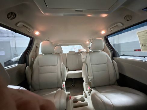 Used 2017 Toyota Sienna Limited FWD image 33